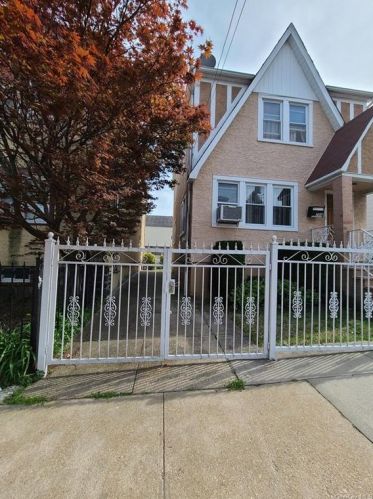 2018 Camp St, Bronx, NY 10466-1105