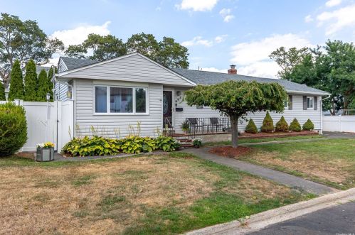 905 Campagnoli Ave, Copiague, NY 11726-2203