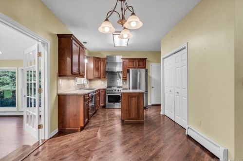 19 Fairlawn Dr, Wallingford CT 06492-2588 exterior