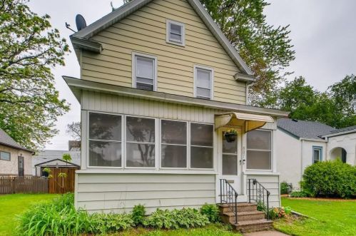 887 Howell St, Saint Paul, MN 55104-1027