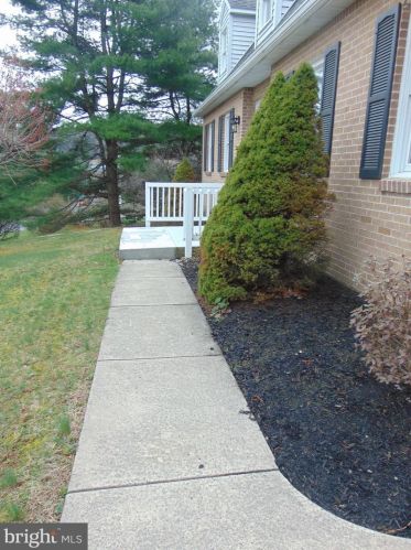 1757 Tall Oaks Rd, Molino, PA 17961-9543