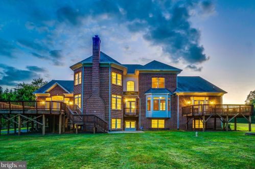 841 Seneca Rd, Great Falls, VA 22066-1317
