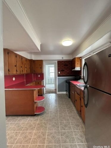 22 8th St, New Hyde Park NY  11040-4851 exterior
