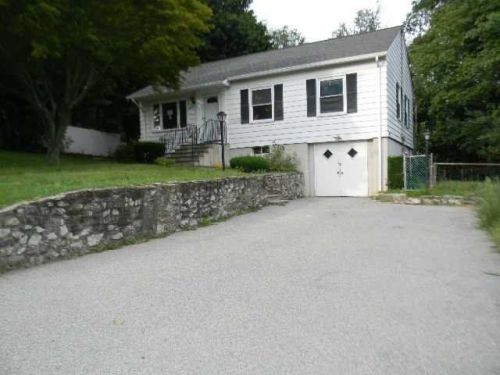 63 Riverview Dr, Fishkill, NY 12524-1422
