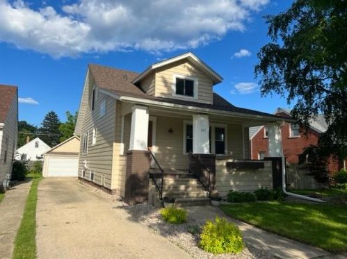 7417 Pershing Blvd, Kenosha, WI 53142-1936