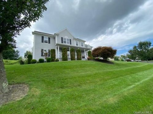 32 Van Scoy Rd, Poughquag, NY 12570-5235