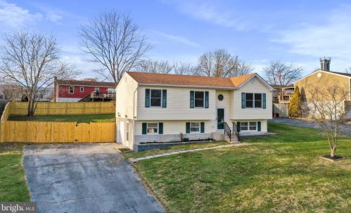 349 Little Sorrel Dr, Strasburg, VA 22657-3609