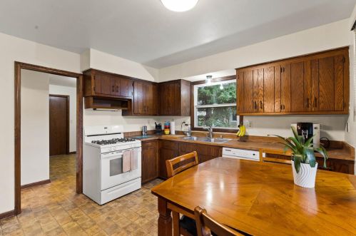 1435 De La Warr Cir, Thiensville, WI 53092-5041