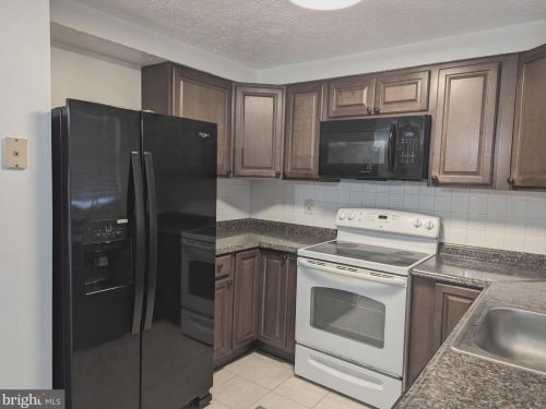 9119 Aspenpark Ct, Lorton VA  22079-1846 exterior
