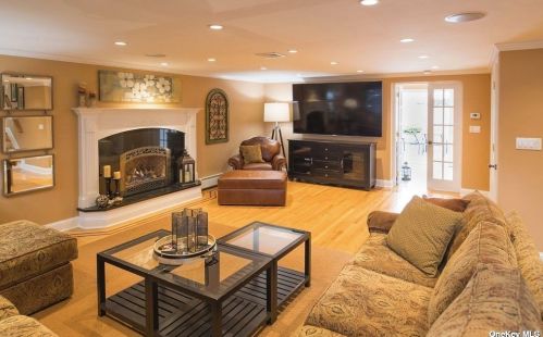 23 La Grange Pl, West Islip NY  11795-3816 exterior