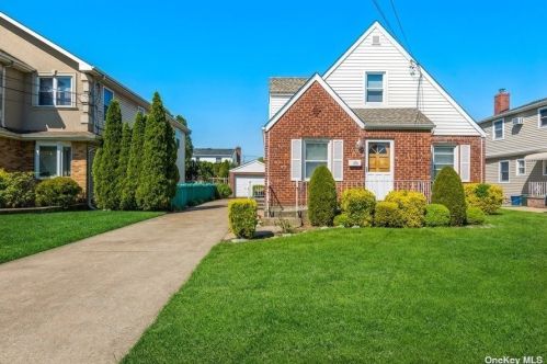 159 Bregman Ave, New Hyde Park, NY 11040-2066