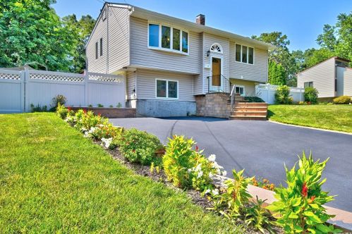 4 Tracker Ln, South Setauket, NY 11720-1320