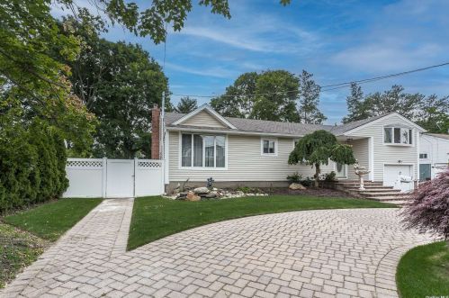 130 Marie St, North Lindenhurst, NY 11757-1240