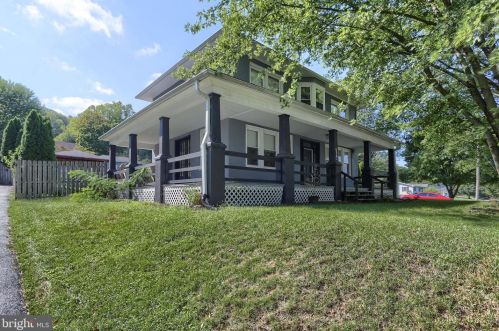 717 Market St, Mount Wolf, PA 17347-9529