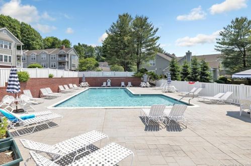 141 Mayfield Dr, Bridgeport, CT 06611-2357