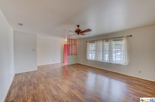 1120 Renee St, Seguin, TX 78155-6718