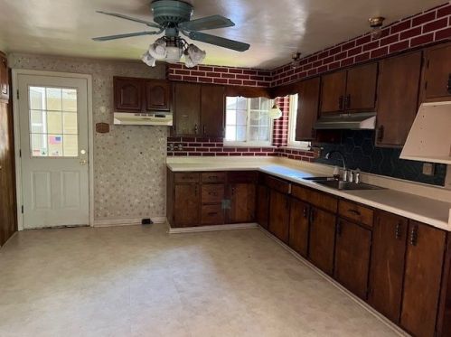 3052 Boughter Dr, New Castle, PA 16101-7238