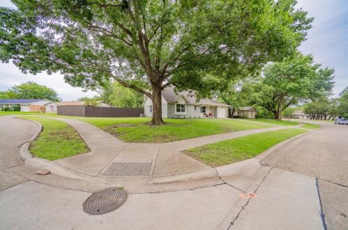 1606 Wisteria Way, Richardson TX  75080-3115 exterior