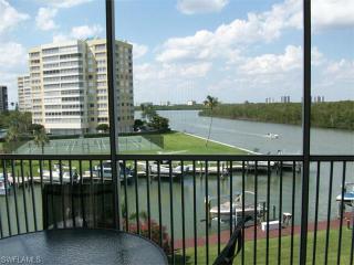 33 Bluebill Ave, Naples FL  34108-1796 exterior