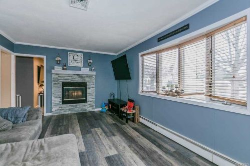 14 Ashland St, Mount Sinai, NY 11766-2902