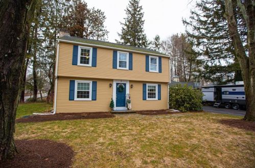 2 Rosewood Ln, Cumberland, RI 02864-3324