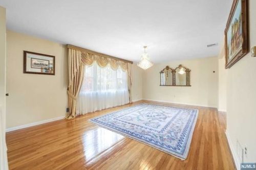 335 Charles St, N Milford NJ  07646-1801 exterior