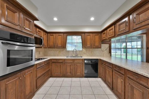 8 Shadowood St, Conroe TX  77304-1772 exterior