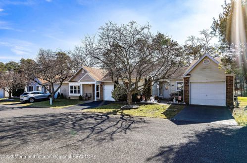 27 Nicole Ct, Lakewood, NJ 08701-7314