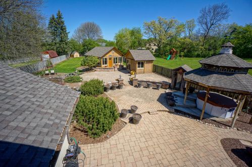 901 Canterbury Ln, Waukesha, WI 53188-5521