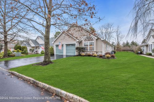 39 Skyline Dr, Lakewood, NJ 08701-5742