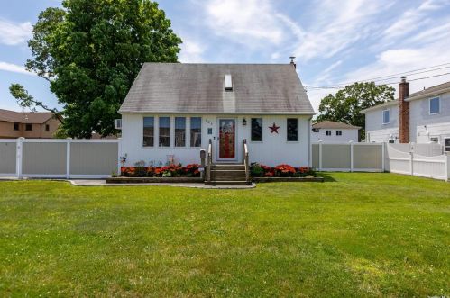 124 Irene St, North Lindenhurst, NY 11757-1203