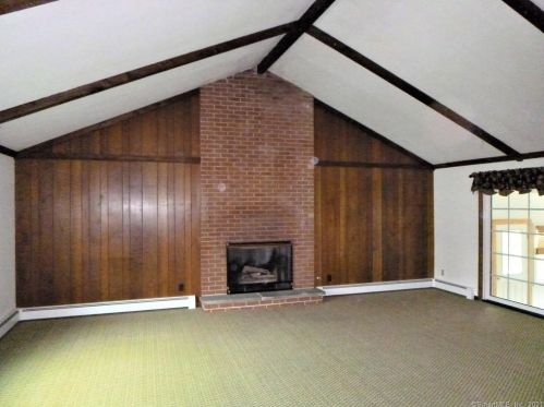 60 Cross Rd, Waterford, CT 06385-1608