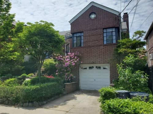 2425 Laconia Ave, Bronx, NY 10469-1406