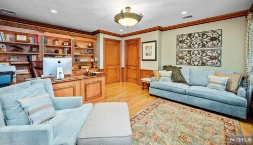 30 Oak Dr, Upper Saddle River NJ  07458-2132 exterior