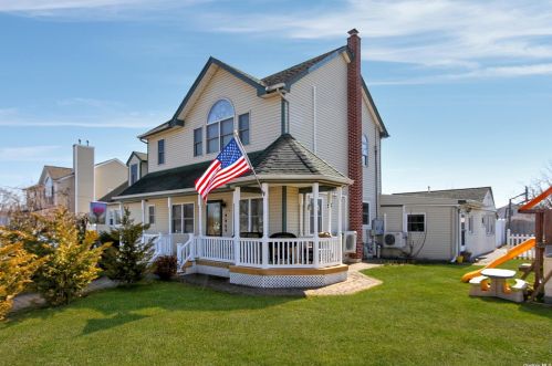 272 15th St, Babylon, NY 11704-2729