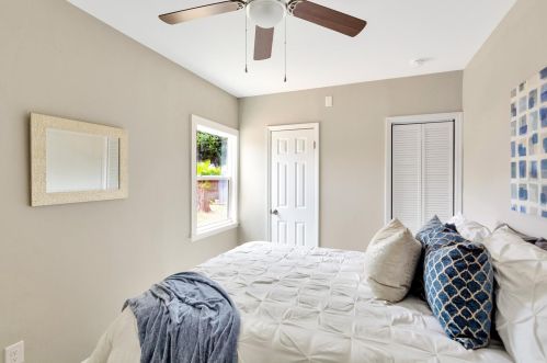 1047 48th Ave, Saint Petersburg FL  33703-3633 exterior