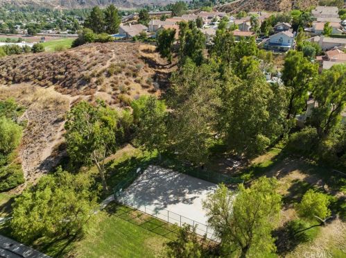 22114 Pamplico Dr, Santa Clarita CA  91350-2186 exterior