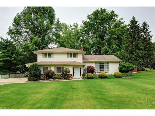 31575 Farm Dr, Cleveland, OH 44139-1949