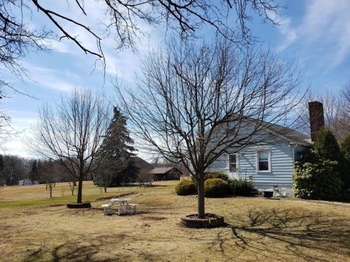 3116 Old Pittsburgh Rd, New Castle, PA 16101-6083