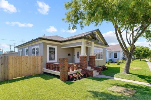 1307 Milam Dr, Galveston, TX 77551-4570
