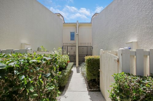 8020 Edgemere Ln, West Palm Beach, FL 33410-2168