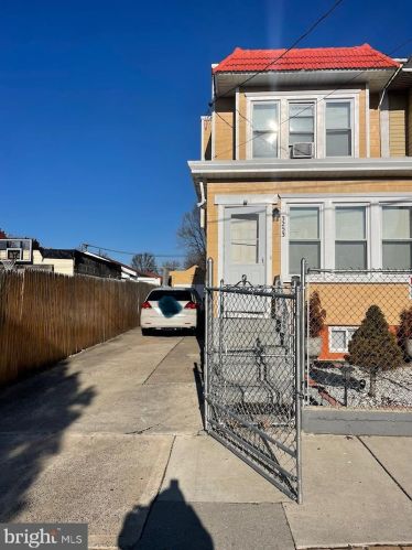 3253 Rowe St, Camden, NJ 08105-1526