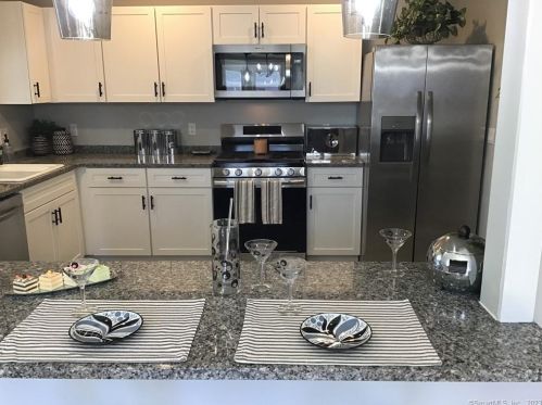 18 Leyden St, Putnam CT  06260-1718 exterior