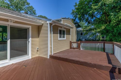 73 Rolling Way, New Rochelle NY  10804-2405 exterior