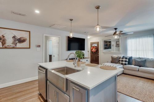 3731 Falls Dr, Dallas TX  75211-6124 exterior