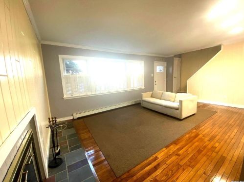 258 Steamboat Rd, Great Neck NY  11024-1634 exterior