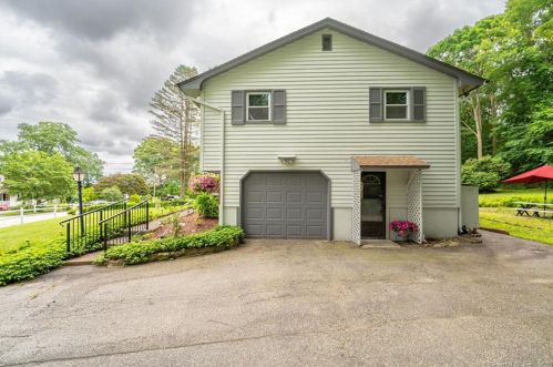 64 Fielding Ter, Uncasville, CT 06382-1316