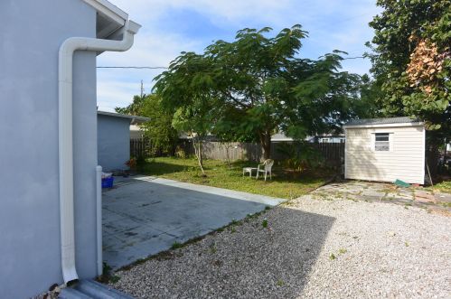 375 Alhambra Pl, West Palm Beach, FL 33405-4930
