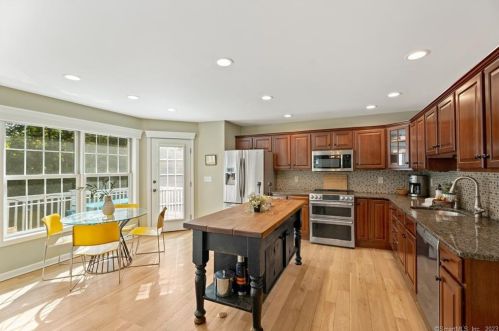 16 Saxony Ln, Woodbury CT  06798-2533 exterior