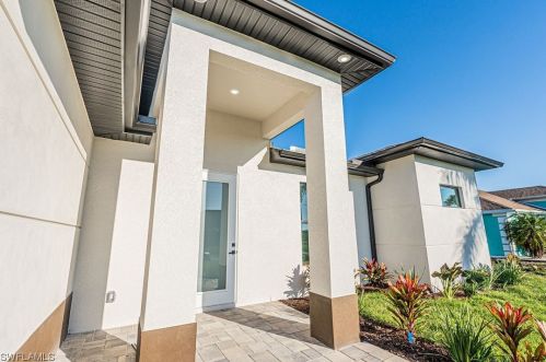 127 26th Ave, Cape Coral, FL 33993-7584